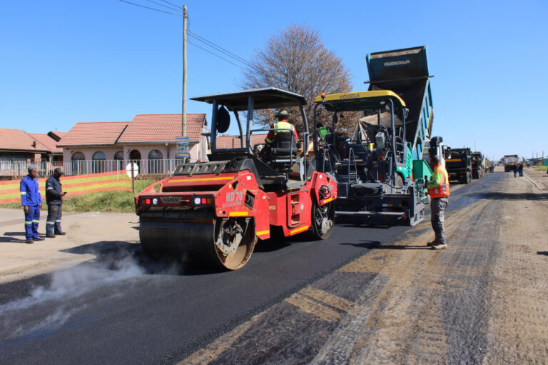 Road Asphalt Paving Train 2 